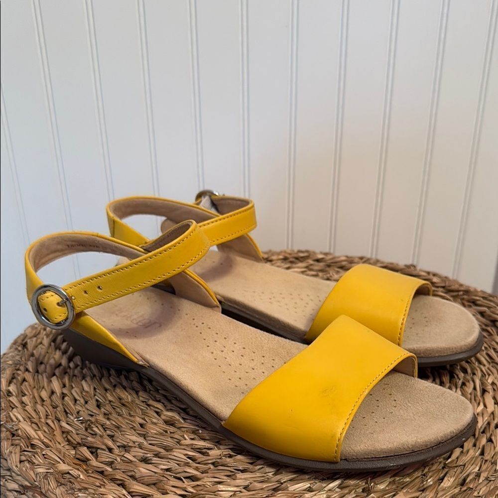 Hotter STD Mustard Yellow Tropic Sandals Women's Strap Flats sz 7.5 us
